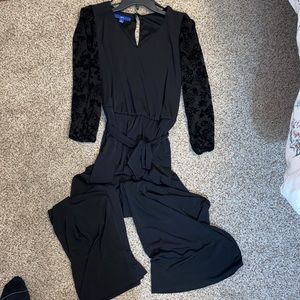 Women’s Apt 9 jumpsuit. Elastic waist with tie belt. Lace sleeves.